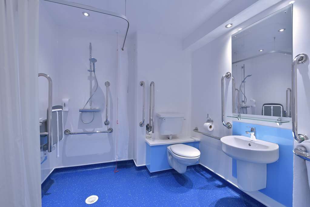 Travelodge Kingston Upon Thames Central London Room photo
